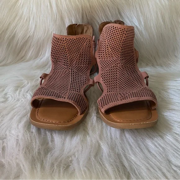 Lucky Brand Bartega Perforated Leather Gladiator Sandals in Antler Size 7.5 - Picture 7 of 11